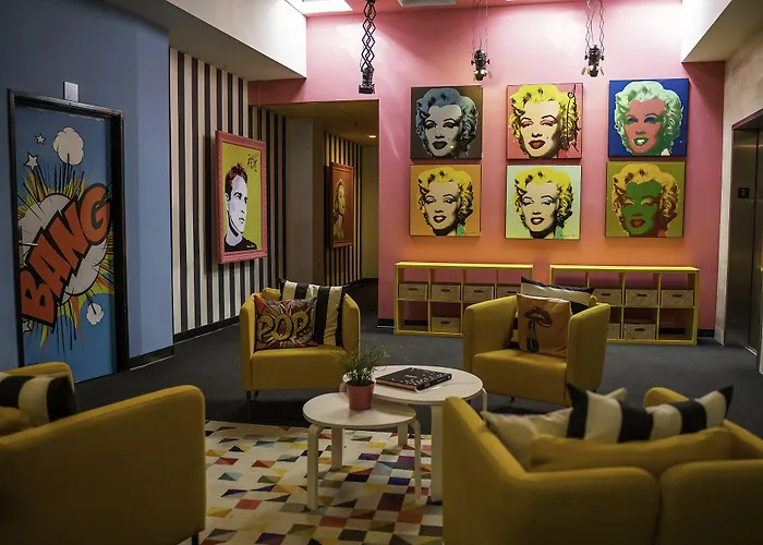 Family Hotel: The Fox Hotel